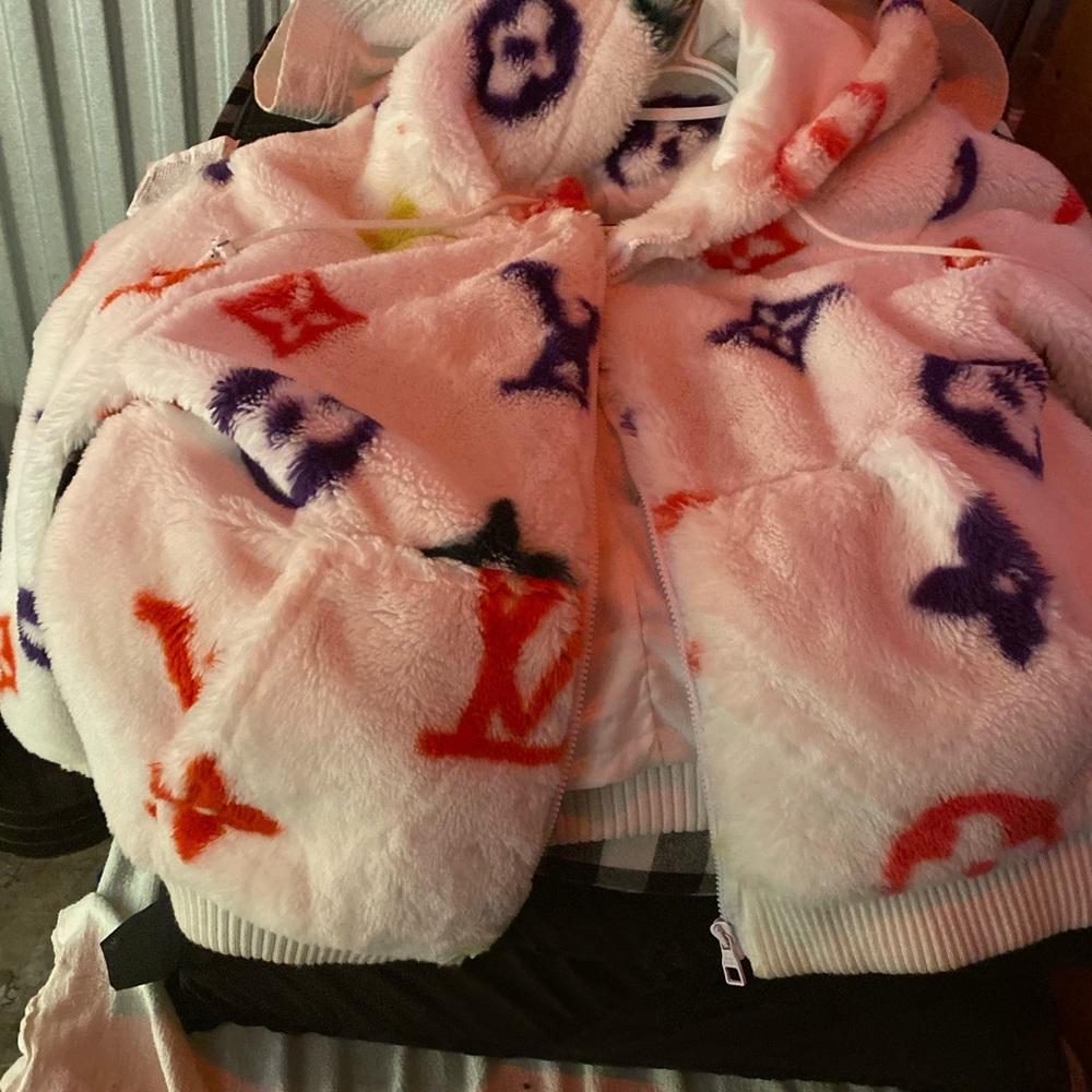 New warm soft Louie vullon sweater